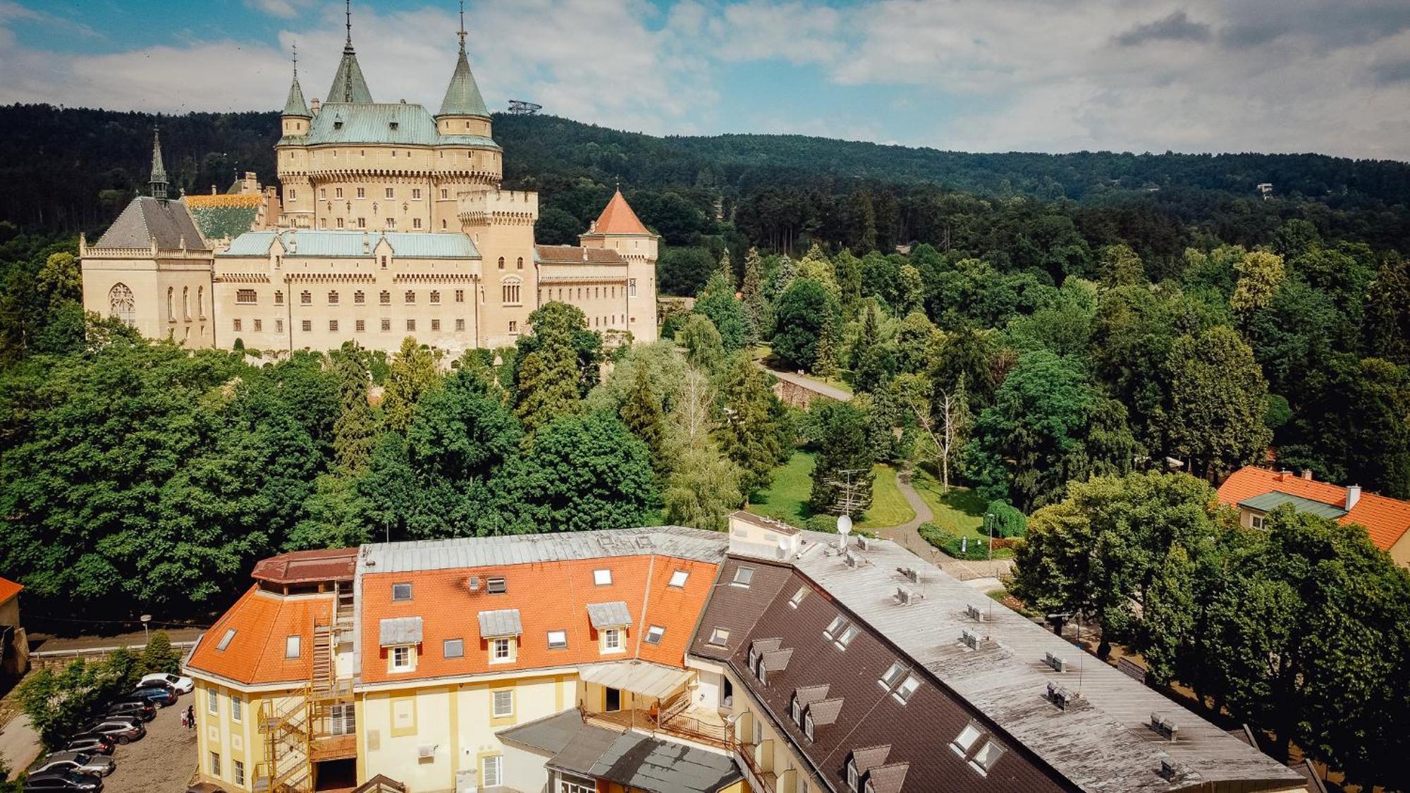 Hotel Pod Zamkom Бойнице Экстерьер фото