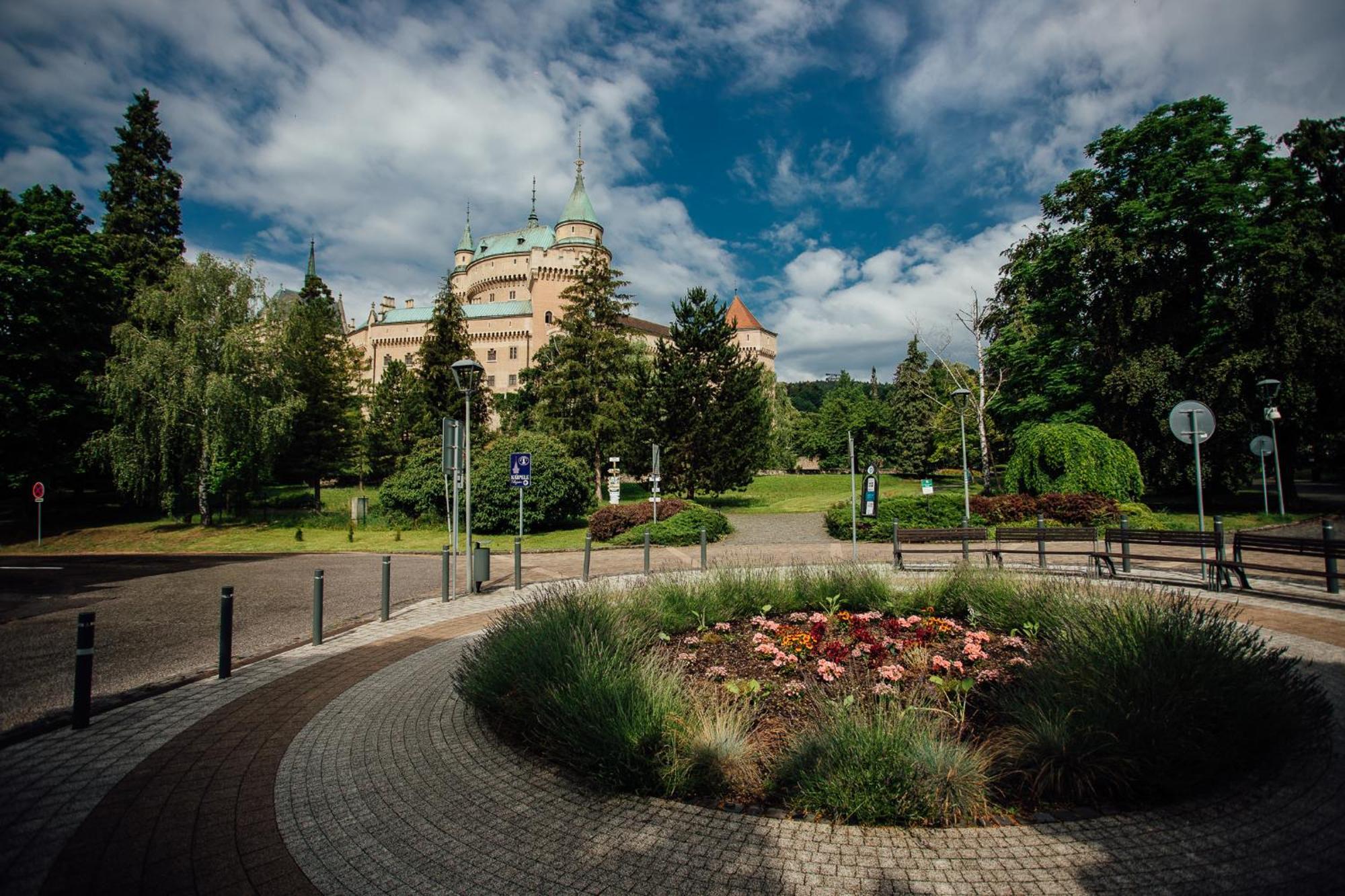 Hotel Pod Zamkom Бойнице Экстерьер фото